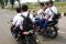 anak-anak di bawah umur naik sepeda motor